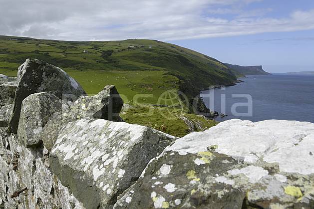 ea071760LE : Mur de pierre, Torr Head, Murlough Bay, Ulster (Irlande du Nord). Europe, CEE, mur, littoral, pierre, C02 mer, paysage, voyage aventure (Irlande Royaume-Uni).
