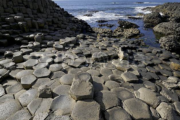 ea071913LE : Orgues basaltiques, Giant's Causeway (Chaussée des Géants), Ulster (Irlande du Nord). trek Europe, CEE, sport, loisir, action, sport aquatique, glisse, littoral, orgues, de, basalte, pierre, C02 mer, paysage, voyage aventure (Irlande Royaume-Uni).