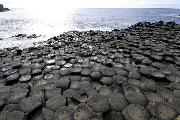 ea071937LE : Orgues basaltiques, Giant's Causeway (Chaussée des Géants), Ulster (Irlande du Nord). trek Europe, CEE, sport, loisir, action, sport aquatique, glisse, littoral, orgues, de, basalte, pierre, C02 mer, paysage, voyage aventure (Irlande Royaume-Uni).