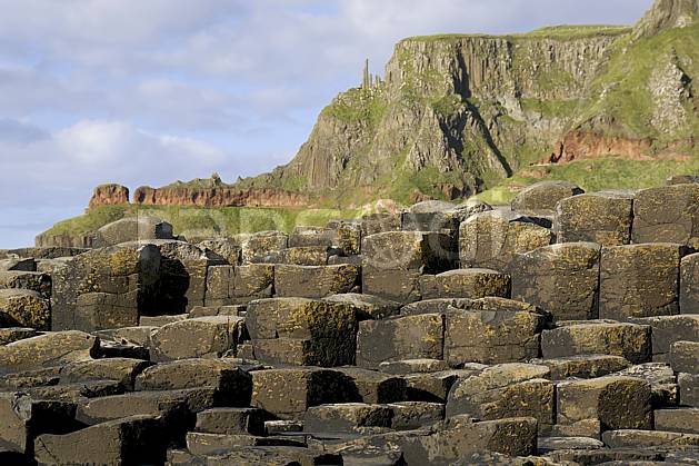 ea071946LE : Orgues basaltiques, Giant's Causeway (Chaussée des Géants), Ulster (Irlande du Nord). trek Europe, CEE, sport, loisir, action, sport aquatique, glisse, littoral, orgues, de, basalte, pierre, falaise, C02 mer, paysage, voyage aventure (Irlande Royaume-Uni).