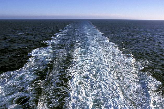 ea0939-04LE : Ferry, Méditerranée. Europe, CEE, ciel bleu, C02, C01 paysage, voyage aventure, mer (Italie).