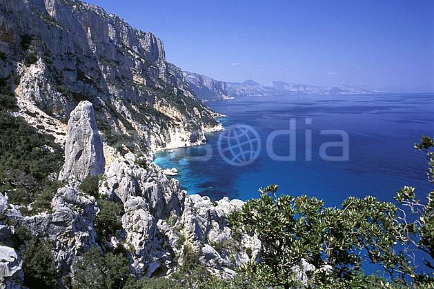 ea0949-34LE : Cala Golonitzé, Sardaigne. Europe, CEE, pic, littoral, ciel bleu, C02, C01 paysage, voyage aventure, mer (Italie).