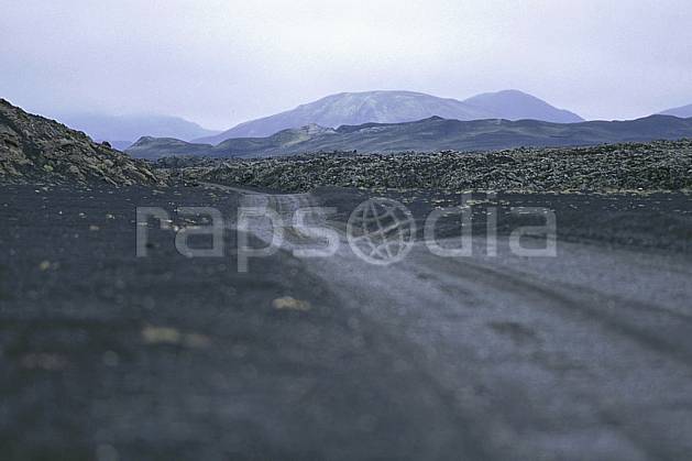 ea1018-32LE : Landmannalaugar. ONU, OTAN, ciel voilé, route, C02, C01 environnement, paysage, voyage aventure (Islande).