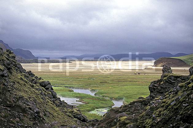 ea1020-30LE : Landmannalaugar. ONU, OTAN, ciel nuageux, mauvais temps, C02, C01 paysage, rivière, voyage aventure (Islande).