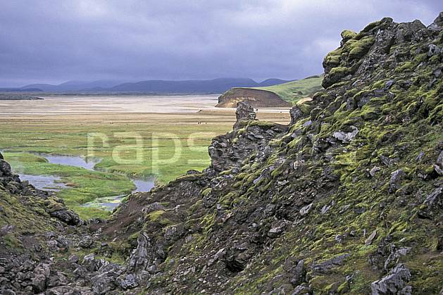 ea1020-31LE : Landmannalaugar. ONU, OTAN, ciel nuageux, mauvais temps, C02, C01 paysage, rivière, voyage aventure (Islande).