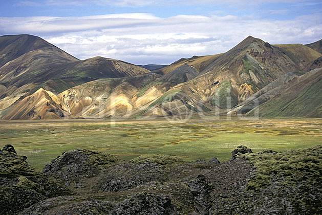 ea1023-23LE : Landmannalaugar. ONU, OTAN, ciel nuageux, C02, C01 paysage, voyage aventure (Islande).