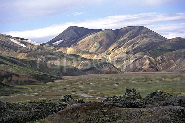 ea1023-24LE : Landmannalaugar. ONU, OTAN, ciel nuageux, C02, C01 paysage, voyage aventure (Islande).