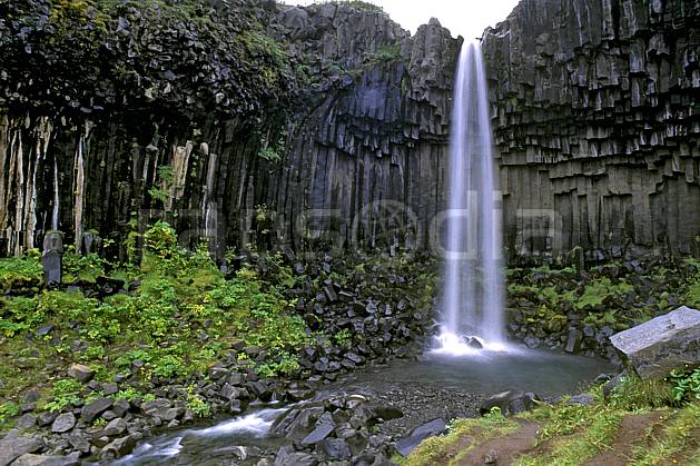 ea1028-20LE : Skaftafell, Chute de Svartifoss. ONU, OTAN, gros débit, mousse, C02, C01 cascade, paysage, voyage aventure (Islande).