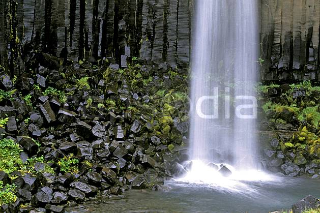 ea1028-26LE : Skaftafell, Chute de Svartifoss. ONU, OTAN, gros débit, C02, C01 cascade, paysage, voyage aventure (Islande).