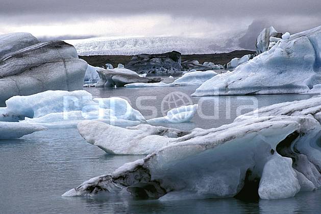 ea1032-03LE : Lac de Jökulsàrlon. ONU, OTAN, ciel nuageux, glacier, iceberg, C02, C01 paysage, voyage aventure, mer (Islande).
