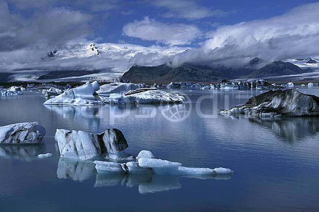 ea1033-25LE : Lac de Jökulsàrlon. ONU, OTAN, littoral, ciel nuageux, iceberg, C02, C01 paysage, voyage aventure, mer (Islande).
