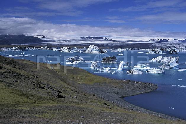 ea1034-12LE : Lac de Jökulsàrlon. ONU, OTAN, littoral, ciel nuageux, iceberg, C02, C01 paysage, voyage aventure, mer (Islande).