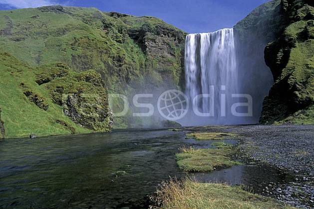 ea1035-31LE : Chutes de Skogafoss. ONU, OTAN, ciel bleu, gros débit, C02, C01 cascade, paysage, voyage aventure (Islande).