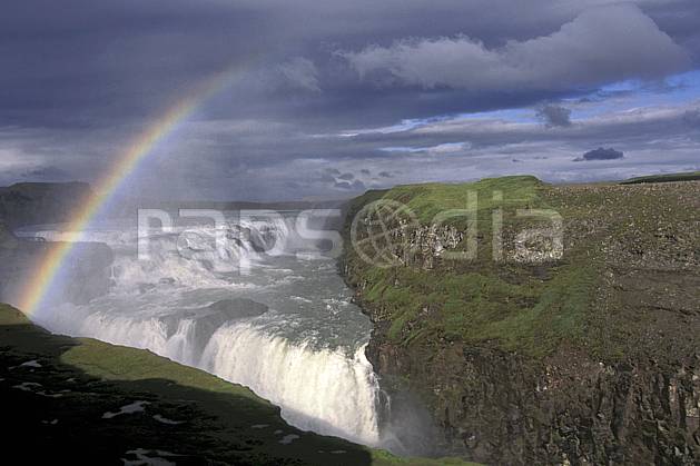 ea1038-26LE : Chutes de Skogafoss. ONU, OTAN, arc en ciel, ciel nuageux, gros débit, C02, C01 cascade, paysage, voyage aventure (Islande).