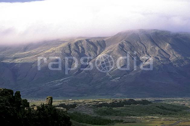 ea1040-11LE : Thingvellir. ONU, OTAN, ciel nuageux, herbe, C02, C01 paysage, voyage aventure (Islande).