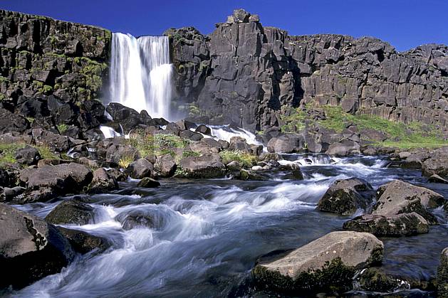 ea1040-34LE : Thingvellir, Chute de Oxararfoss. ONU, OTAN, ciel bleu, gros débit, C02, C01 cascade, paysage, rivière, voyage aventure (Islande).