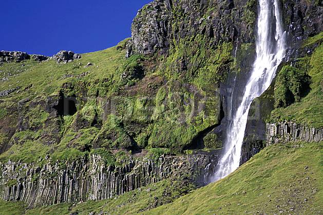 ea1042-10LE : Aux alentours de Snaefellsjokull. ONU, OTAN, ciel bleu, gros débit, herbe, C02, C01 cascade, paysage, voyage aventure (Islande).