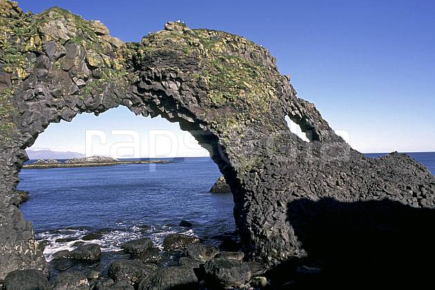 ea1042-21LE : Arche naturelle. ONU, OTAN, arche, littoral, ciel bleu, C02, C01 paysage, voyage aventure, mer (Islande).