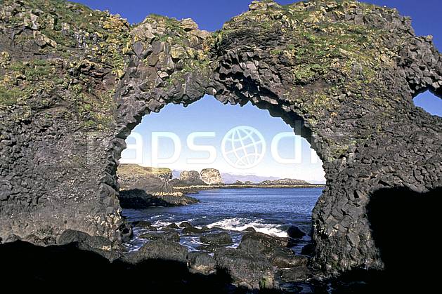 ea1042-22LE : Arche naturelle. ONU, OTAN, arche, littoral, ciel bleu, C02, C01 paysage, voyage aventure, mer (Islande).