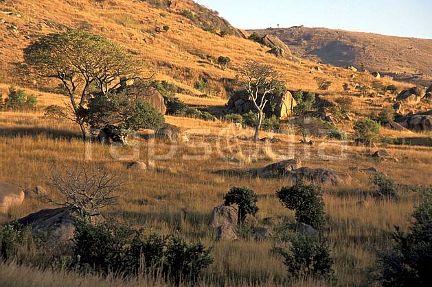 ea2244-03LE : Vallée du Tsaranoro. Afrique, Afrique de l'est, bloc, herbe, C02, C01 paysage, voyage aventure (Madagascar).