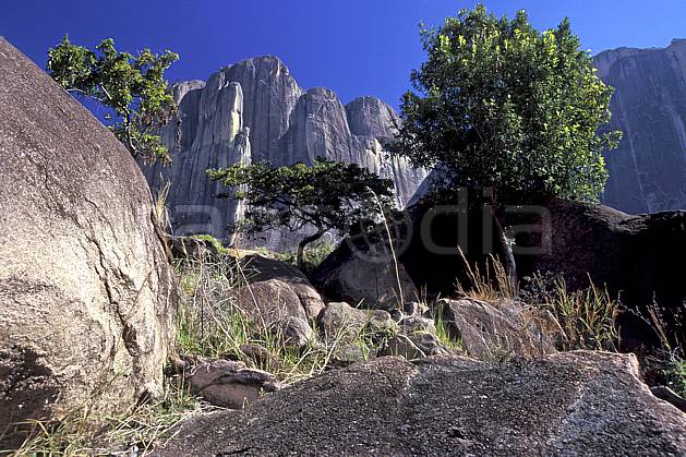 ea2245-06LE : Massif de l'Andringitra, Vallée du Tsaranoro. Afrique, Afrique de l'est, ciel bleu, falaise, C02, C01 paysage, voyage aventure (Madagascar).
