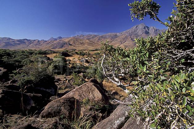 ea2245-22LE : Vallée du Tsaranoro. Afrique, Afrique de l'est, ciel bleu, C02, C01 paysage, voyage aventure (Madagascar).