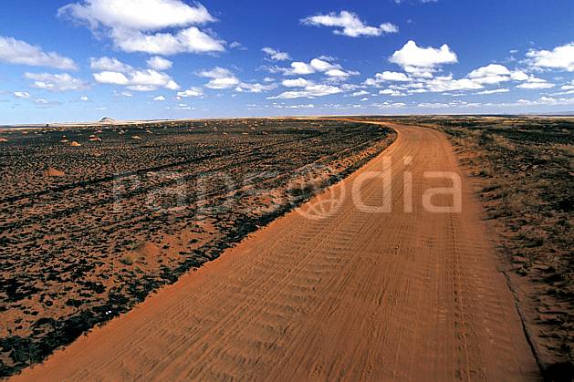 ea2249-24LE : RN 7 vers Ihosy. Afrique, Afrique de l'est, sentier, ciel nuageux, route, C02, C01 désert, environnement, paysage, voyage aventure (Madagascar).