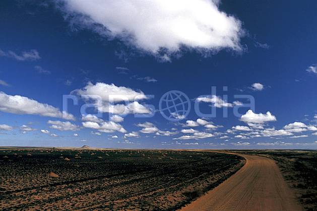 ea2249-25LE : RN 7 vers Ihosy. Africa, East Africa, footpath, blue sky, escapism, espace, clearness, road desert, environment, cloud, landscape, adventure trip (Madagascar).