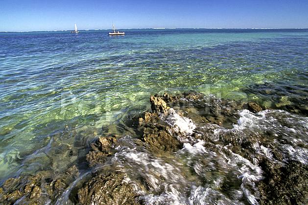 ea2263-31LE : Tsifota. Afrique, Afrique de l'est, bateau, littoral, ciel bleu, C02, C01 paysage, transport, voyage aventure, mer (Madagascar).