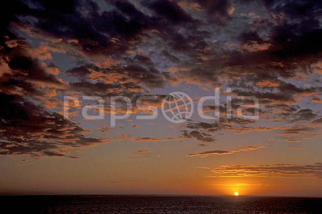 ea2265-32LE : Tsifota. Afrique, Afrique de l'est, ciel nuageux, coucher de soleil, C02, C01 paysage, soleil, voyage aventure (Madagascar).