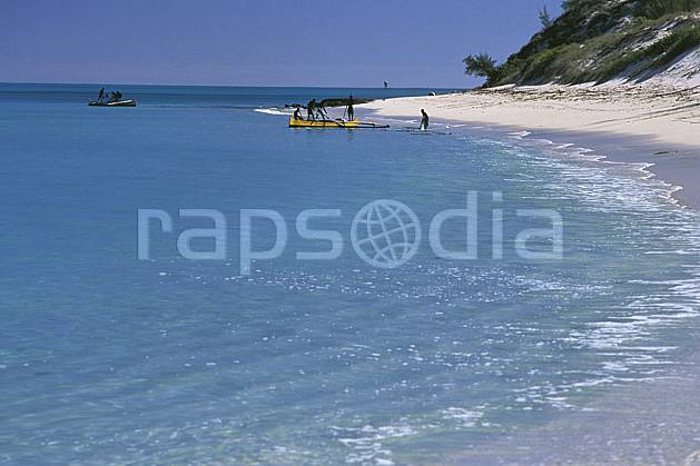 ea2266-23LE : Plage malgache, Côte ouest. Afrique, Afrique de l'est, bateau, littoral, ciel bleu, plage, C02, C01 mer, paysage, personnage, transport, voyage aventure (Madagascar).