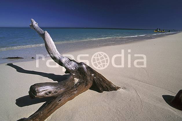 ea2266-32LE : Plage malgache, Côte ouest. Afrique, Afrique de l'est, littoral, ciel bleu, plage, C02, C01 paysage, voyage aventure, mer (Madagascar).