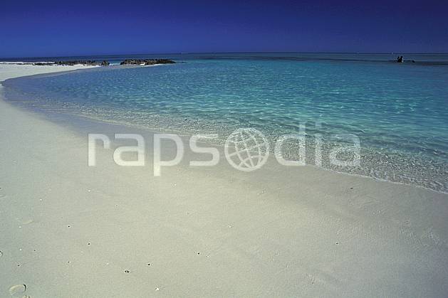 ea2267-16LE : Plage malgache, Côte ouest. Afrique, Afrique de l'est, littoral, ciel bleu, plage, C02, C01 paysage, voyage aventure, mer (Madagascar).