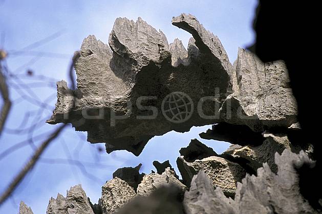 ea2272-11LE : Les Tsingy de Bemaraha. Afrique, Afrique de l'est, ciel bleu, tsingy, érosion, C02, C01 paysage, voyage aventure (Madagascar).