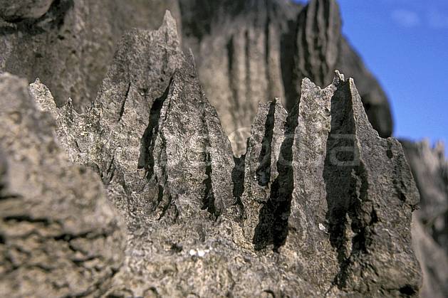 ea2272-32LE : Les Tsingy de Bemaraha. Afrique, Afrique de l'est, ciel bleu, tsingy, érosion, C02, C01 paysage, voyage aventure (Madagascar).