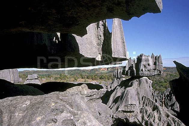 ea2273-26LE : Les Tsingy de Bemaraha. Afrique, Afrique de l'est, ciel bleu, tsingy, érosion, C02, C01 paysage, voyage aventure (Madagascar).