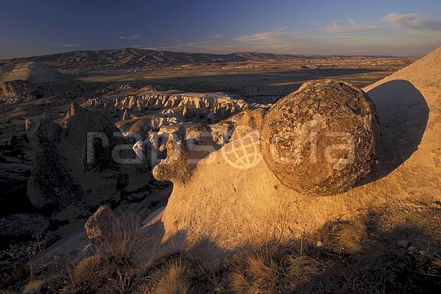ea2658-25LE : Anatolie Centrale, Cappadoce. Europe, bloc, ciel voilé, érosion, C02, C01 désert, paysage, voyage aventure (Turquie).