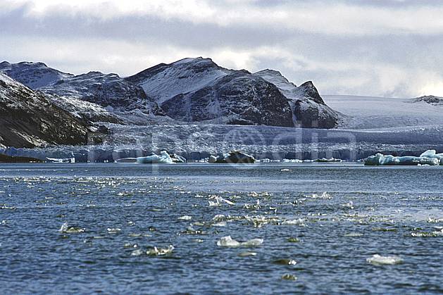 ea2759-35LE : Svalbard, Kongsfjorden, Glacier de Blomstrand. Europe, CEE, littoral, ciel nuageux, iceberg, C02, C01 paysage, voyage aventure, mer (Norvège).