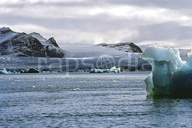 ea2760-04LE : Svalbard, Kongsfjorden, Glacier de Blomstrand. Europe, CEE, littoral, ciel nuageux, iceberg, C02, C01 paysage, voyage aventure, mer (Norvège).
