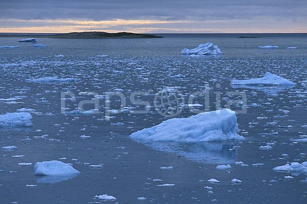 ea2764-34LE : Svalbard, Ile du Spitzberg, Magdalenefjorden. Europe, CEE, ciel nuageux, iceberg, C02, C01 paysage, voyage aventure, mer (Norvège).