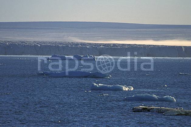 ea2771-32LE : Svalbard, Ile de Nordaustlandet côte sud, Le glacier Austfonna. Europe, CEE, ciel voilé, évasion, iceberg, espace, pureté, C02, C01 paysage, voyage aventure, mer (Norvège).