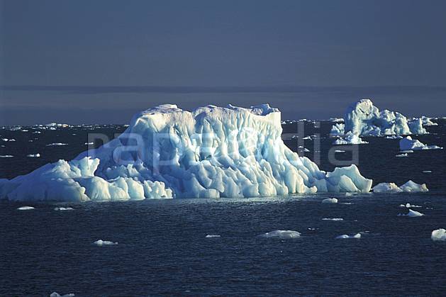 ea2771-39LE : Svalbard, Ile de Nordaustlandet côte sud, Iceberg. Europe, CEE, évasion, iceberg, espace, pureté, C02, C01 paysage, voyage aventure, mer (Norvège).