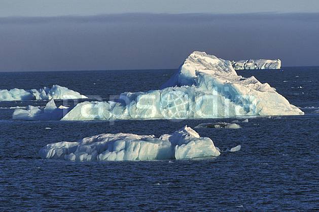 ea2772-32LE : Svalbard, Ile de Nordaustlandet côte sud, Icebergs. Europe, CEE, ciel nuageux, évasion, iceberg, espace, pureté, C02, C01 paysage, voyage aventure, mer (Norvège).