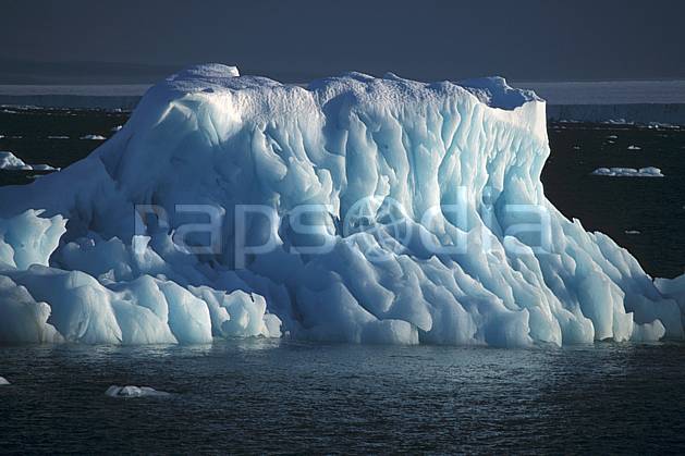 ea2775-03LE : Svalbard, Ile de Nordaustlandet côte sud, Iceberg. Europe, CEE, ciel voilé, iceberg, C02, C01 paysage, voyage aventure, mer, gros plan (Norvège).