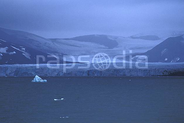 ea2788-29LE : Svalbard, Ile du Spitzberg, Billefjorden. Europe, CEE, banquise, littoral, ciel nuageux, glacier, iceberg, mauvais temps, C02, C01 nuage, paysage, voyage aventure, mer (Norvège).