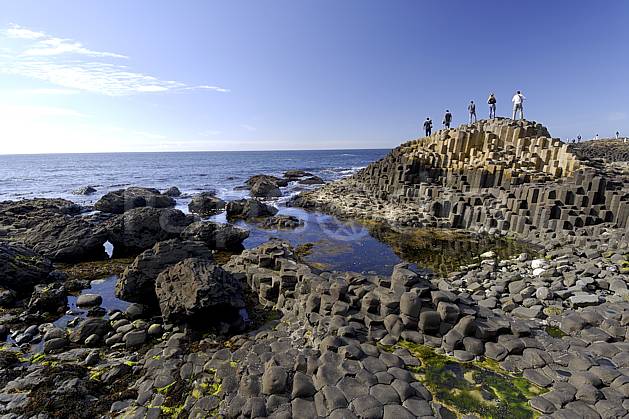 eb071899LE : Orgues basaltiques, Giant's Causeway (Chaussée des Géants), Ulster (Irlande du Nord). trek Europe, CEE, sport, loisir, action, sport aquatique, glisse, littoral, orgues, de, basalte, pierre, C02 groupe, mer, personnage, voyage aventure (Irlande Royaume-Uni).