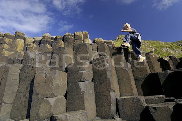eb071907LE : Orgues basaltiques, Giant's Causeway (Chaussée des Géants), Ulster (Irlande du Nord). trek Europe, CEE, sport, loisir, action, sport aquatique, glisse, littoral, orgues, de, basalte, pierre, garçon, C02 enfant, mer, personnage, voyage aventure (Irlande Royaume-Uni).
