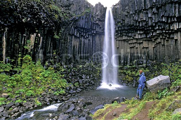 eb1028-24LE : Skaftafell, Chute de Svartifoss. trek ONU, OTAN, sport, loisir, action, sport aquatique, glisse, fort débit, gros débit, herbe, C02, C01 cascade, femme, personnage, voyage aventure (Islande).