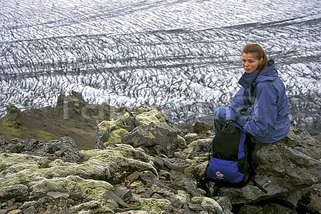 eb1031-10LE : Skaftafell, Le Vatnajökull. trek ONU, OTAN, sport, loisir, action, sport aquatique, glisse, glacier, repos, C02, C01 femme, personnage, voyage aventure (Islande).