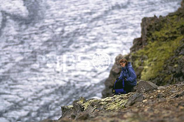 eb1031-17LE : Skaftafell, Le Vatnajökull. trek ONU, OTAN, sport, loisir, action, sport aquatique, glisse, glacier, repos, C02, C01 femme, personnage, voyage aventure (Islande).